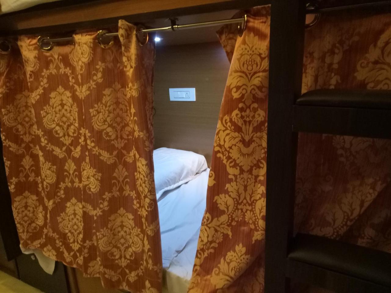 Swapnanivas A/C Dormitory 蒂鲁帕蒂 外观 照片